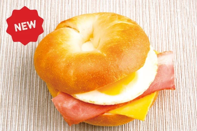 月見メープルベーグル。ベーグルに目玉焼き、ベーコン、チーズを挟んだサンドイッチ。