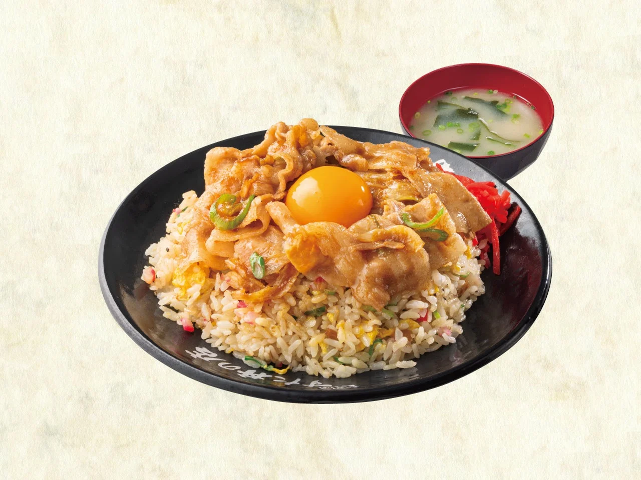 すたみなチャーハン。チャーハンにすたみな焼きと卵黄をのせた一皿。
