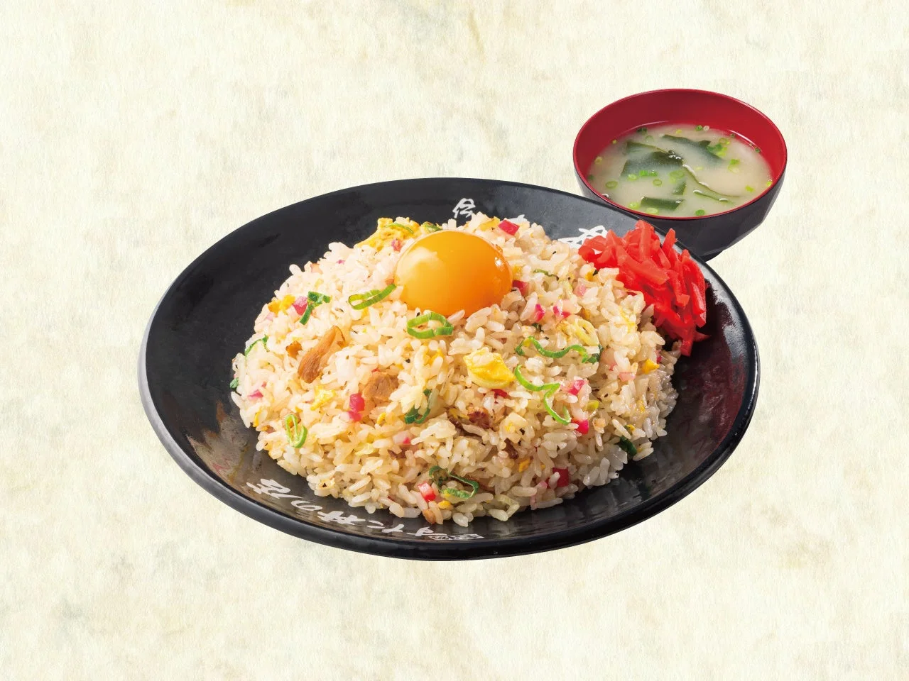 月見チャーハン。卵黄をのせたチャーハンと味噌汁