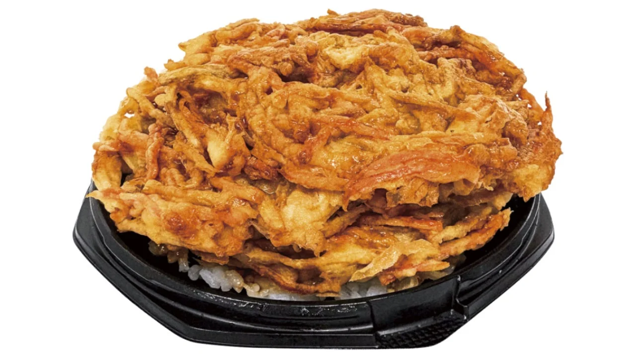 爆盛かき揚げ丼。黒い容器に白米が見えなくなるほど大きなかき揚げが3枚重ねて盛り付けられている。