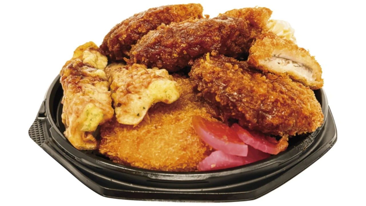 爆盛揚げ揚げ丼。黒い容器にコロッケやメンチカツなど複数の揚げ物を盛った商品。