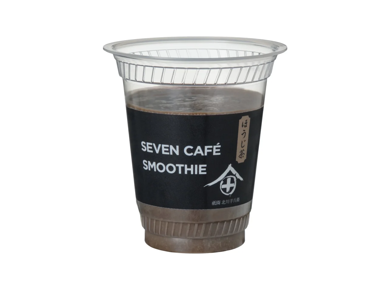 深焙煎ほうじ茶スムージーの透明カップ。黒いラベルにSEVEN CAFÉ SMOOTHIEとほうじ茶の文字。