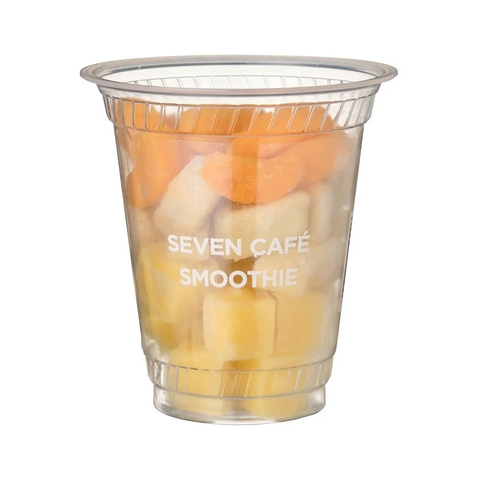 透明なカップに入ったフルーツミックススムージー。カップにSEVEN CAFÉ SMOOTHIEの文字。