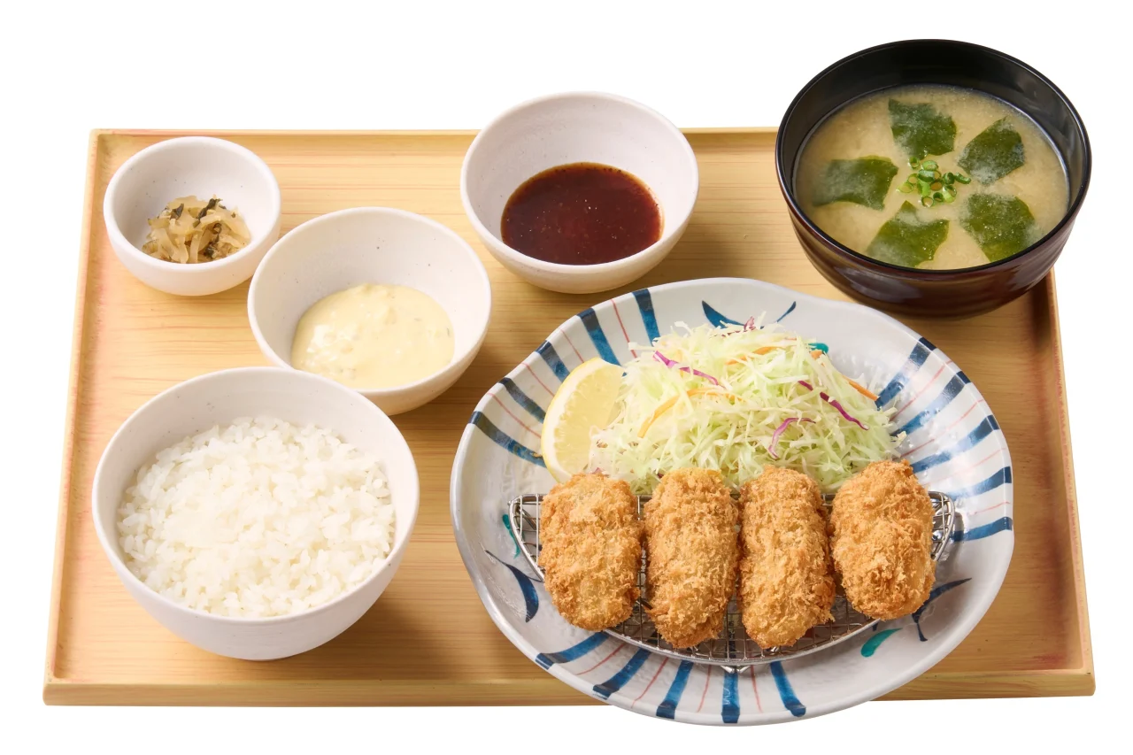 ~濃厚な海の恵み~かきフライ定食(4個)の4個のかきフライ、ご飯、味噌汁、サラダ、ソース、タルタルソース