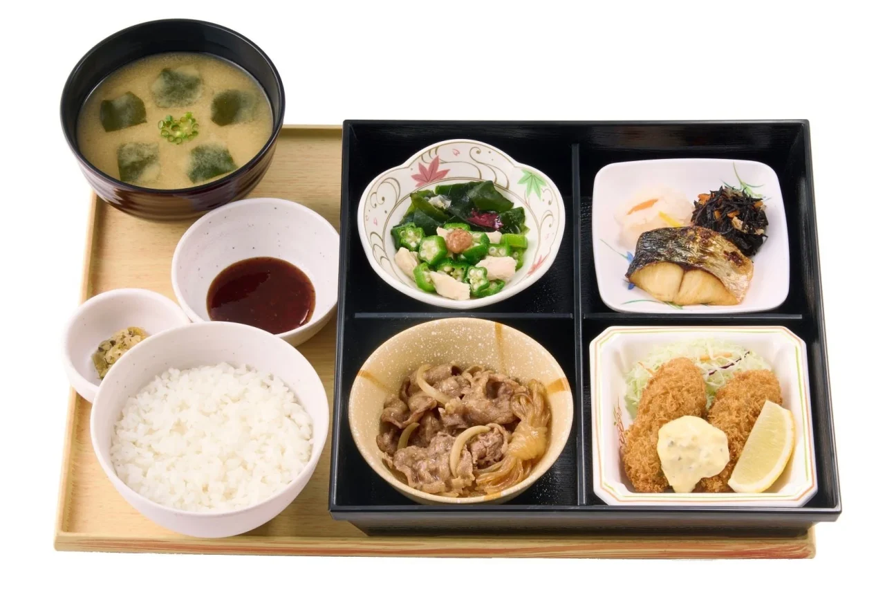 ~濃厚な海の恵み~かきフライ御膳。ご飯、味噌汁、すき焼き、小鉢、かきフライが並ぶ