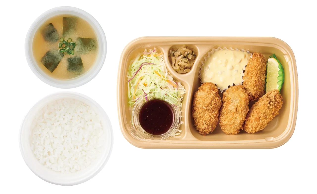 テイクアウト用容器に入ったかきフライ4個、ご飯、みそ汁、サラダ
