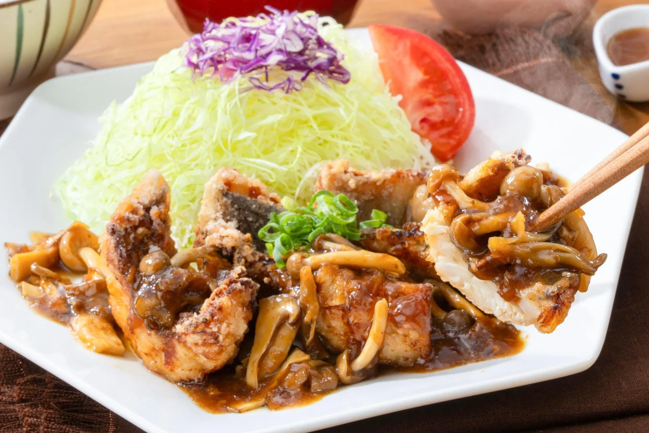茸のたまり醤油バターソース メヌケの竜田揚げ。竜田揚げに茸とソースをかけた料理