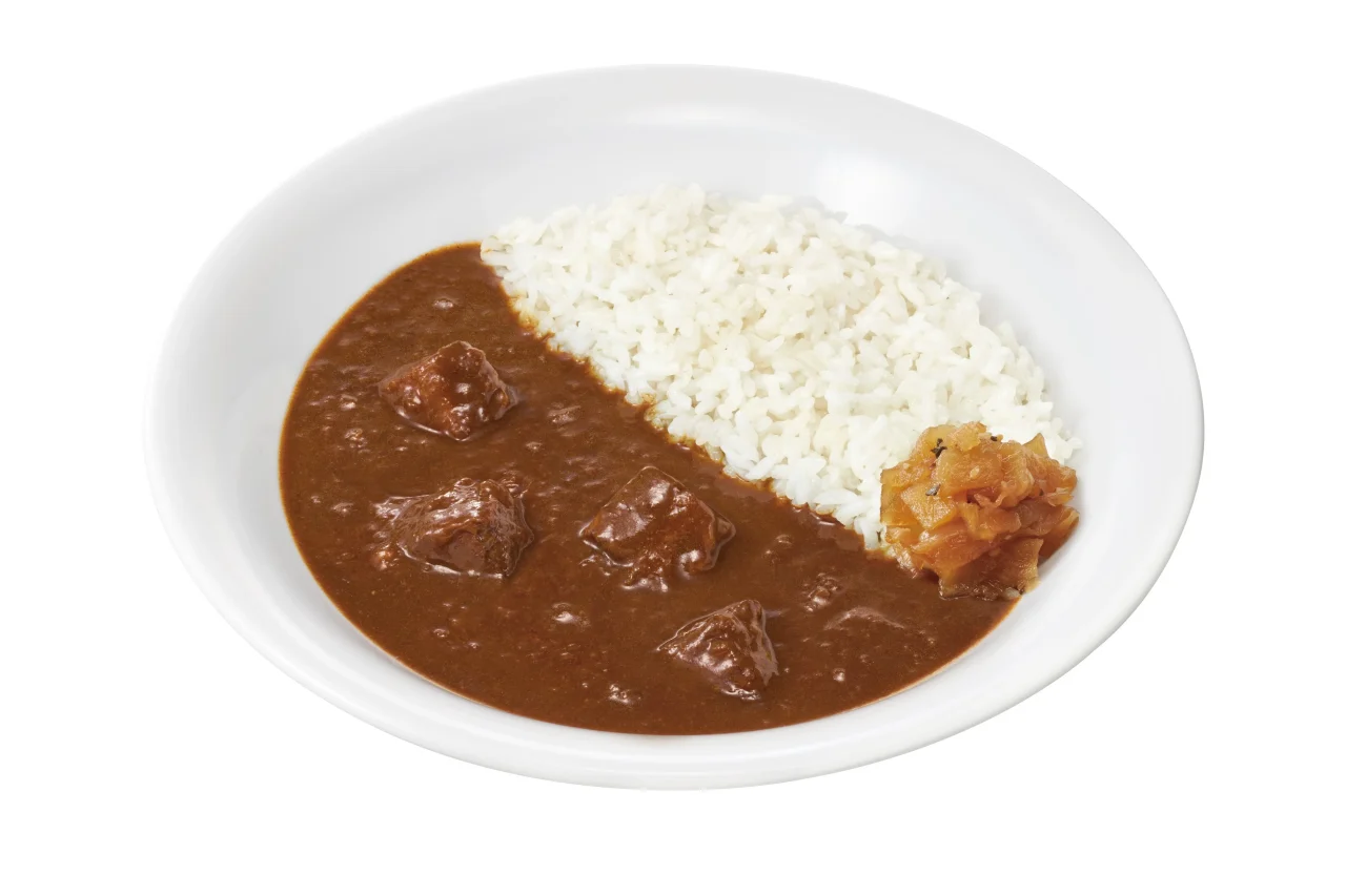 すき家のビーフカレー。白い皿に白米と牛肉入りのカレー、フルーツチャツネが添えられている。