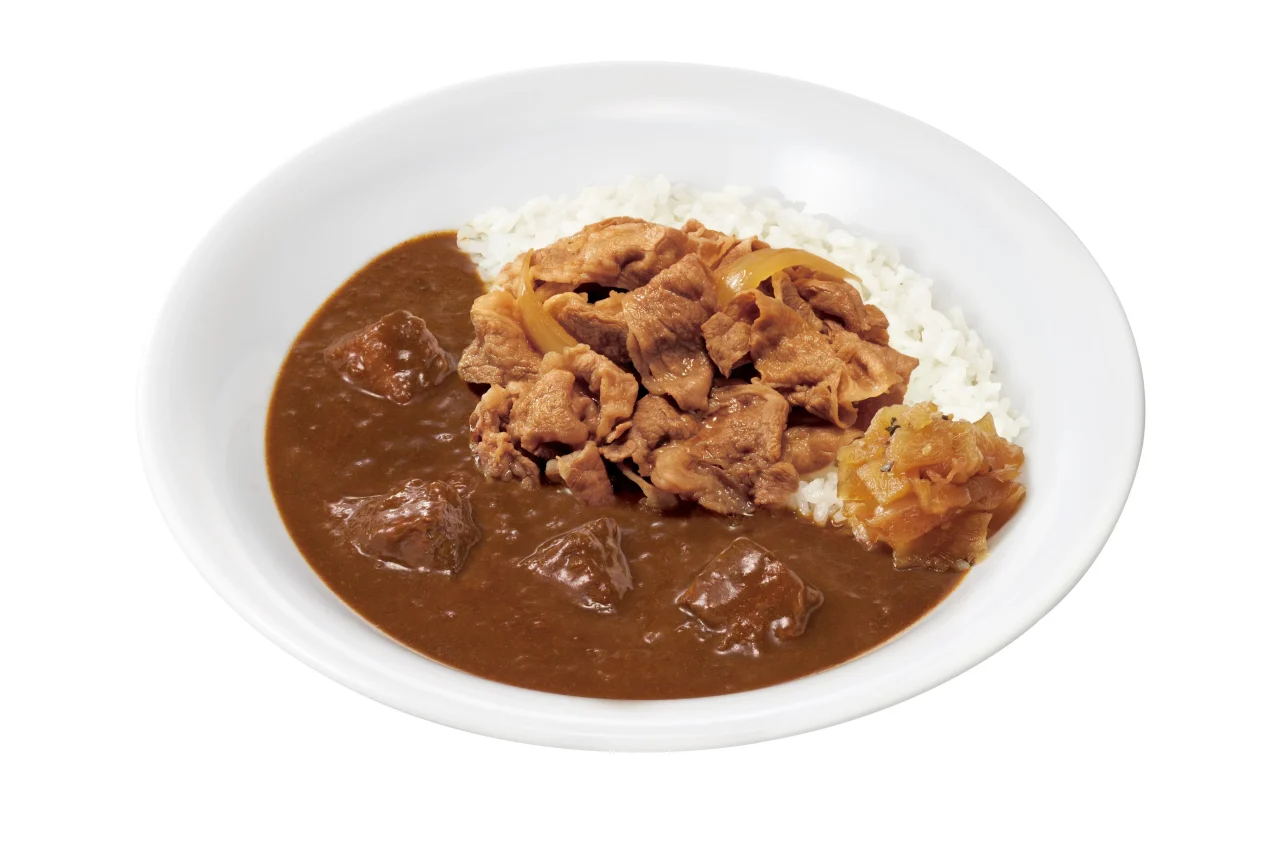 牛あいがけビーフカレー。白い丼にカレーとご飯、牛肉が盛られている。