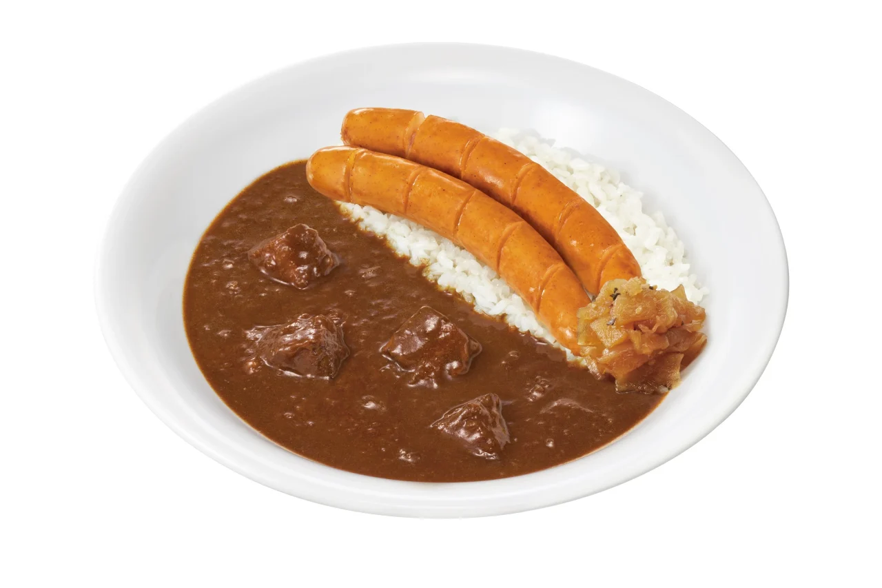 ソーセージビーフカレー。白い皿にカレーとご飯、ソーセージ2本が添えられた外観。