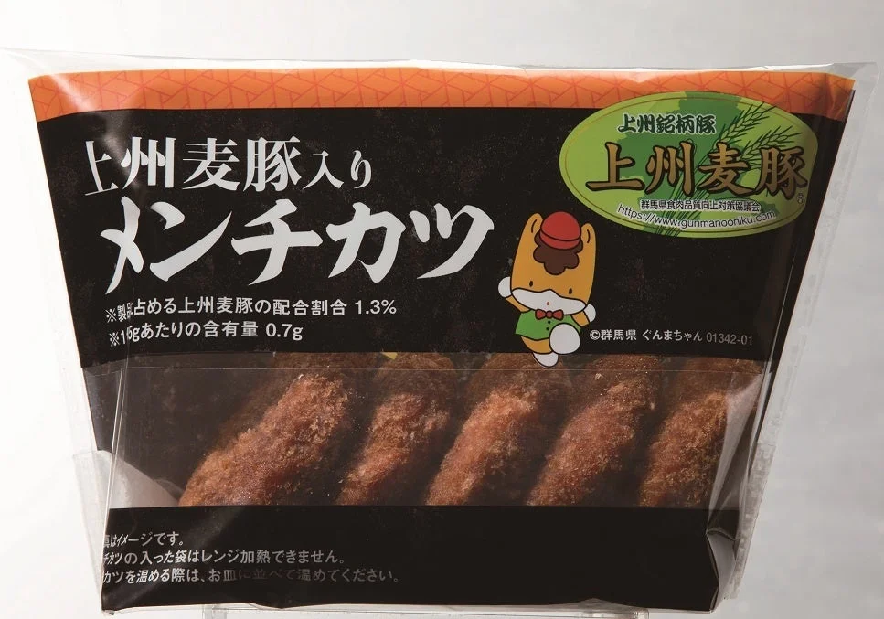 上州麦豚メンチの包装写真。黒いパッケージに「上州麦豚入りメンチカツ」と記載され、中身の揚げたメンチカツが写っている。