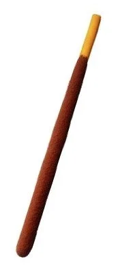 冬のくちどけポッキーのプレッツェル棒。表面はココアパウダーで茶色く、先端は黄色い包装紙。
