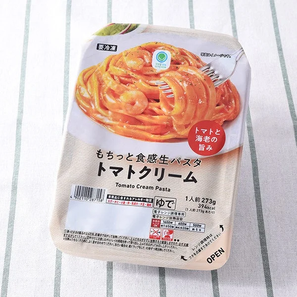 もちっと食感 生パスタトマトクリームのトレー付き冷凍食品パッケージ