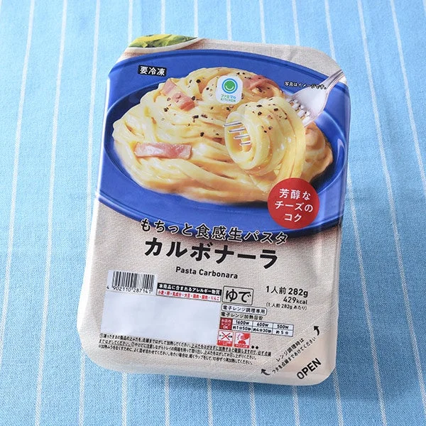 もちっと食感 生パスタカルボナーラのトレー付き冷凍食品パッケージ