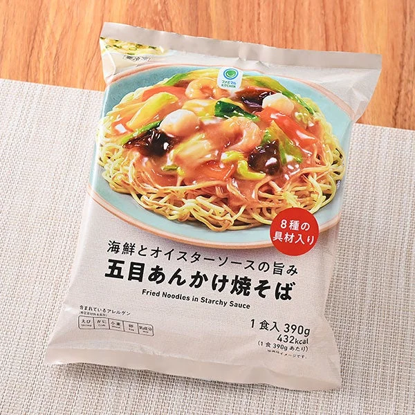 海鮮とオイスターソースの旨み五目あんかけ焼そばのパッケージと、あんかけソースが絡んだ麺のイメージ
