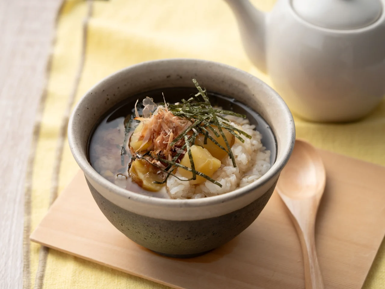 出汁香る栗ご飯茶漬けのイメージ。茶碗に栗ご飯と出汁、鰹節、海苔が写る。