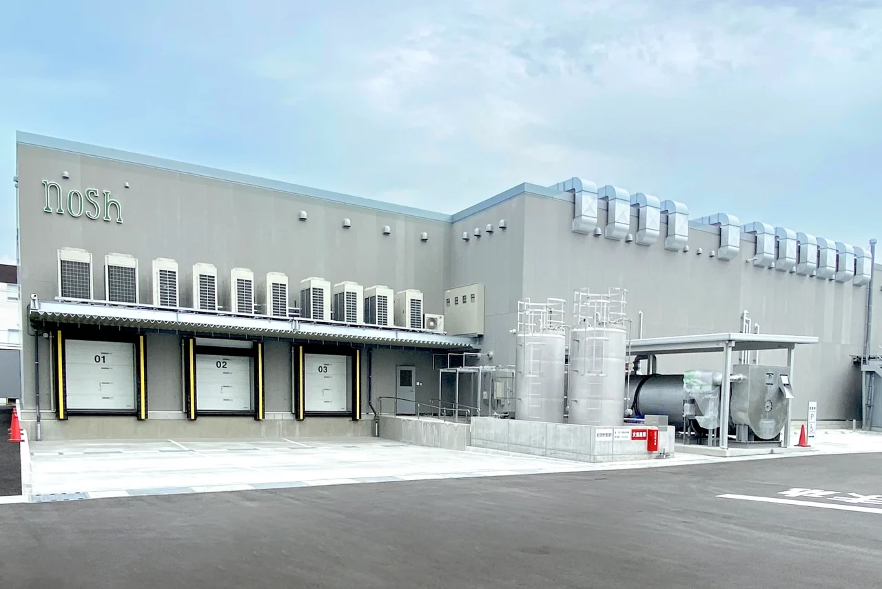 外壁にnoshのロゴがある自社工場の建物外観