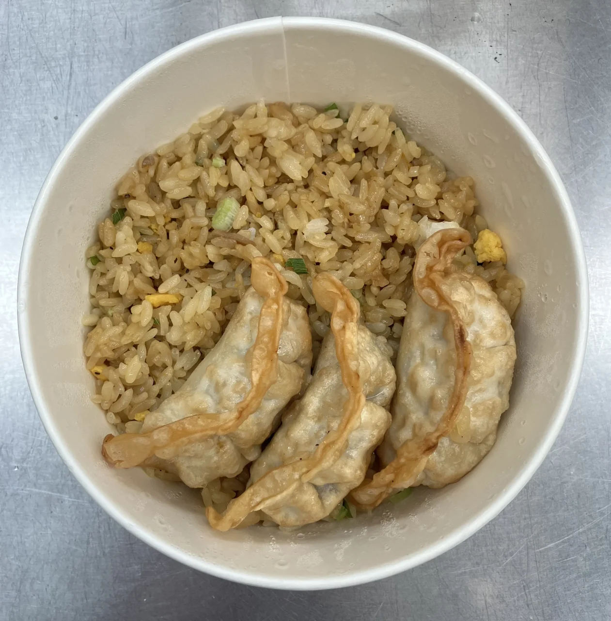 大阪王将 炒飯＆餃子。紙容器に炒飯と揚げ餃子が入った商品画像