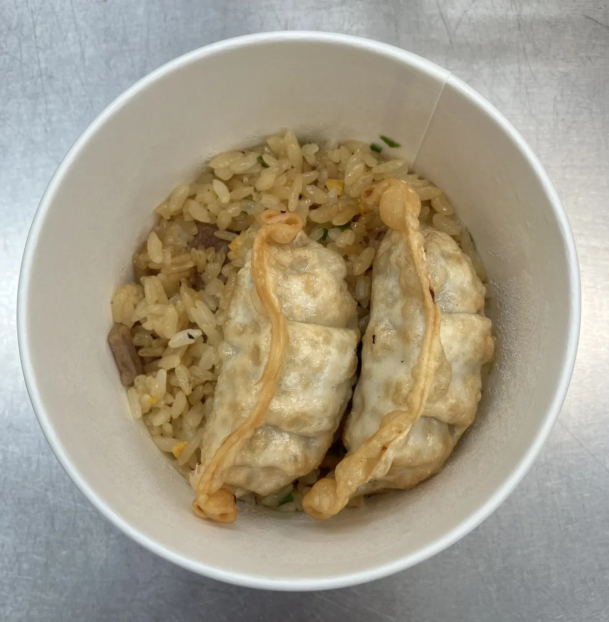 大阪王将 炒飯&餃子(ミニごはん)の紙容器に入った炒飯と揚げ餃子