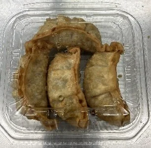 透明なプラスチック容器に入った揚げ餃子4個
