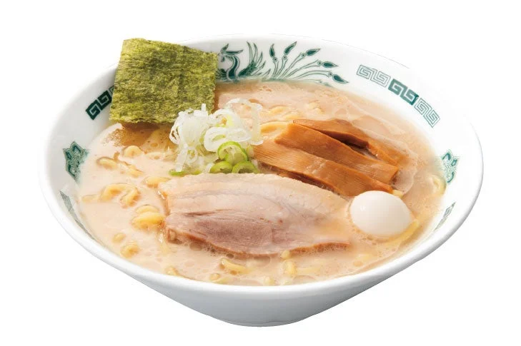 濃厚豚骨醤油ラーメン。白碗に乳白色スープ、チャーシュー、海苔、ネギ、卵が乗っている。