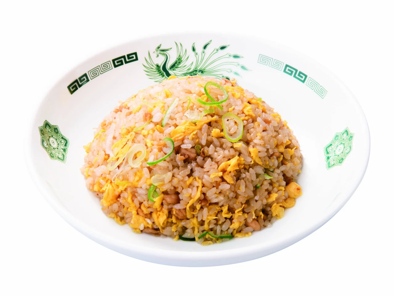チャーハン。卵とネギが混ざったご飯が白い皿に盛り付けられている。