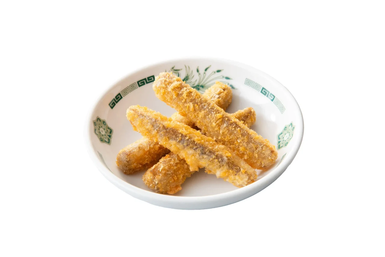 サク旨！ごぼう揚げ。白い皿に盛られた、衣をまとった細長い揚げ物。