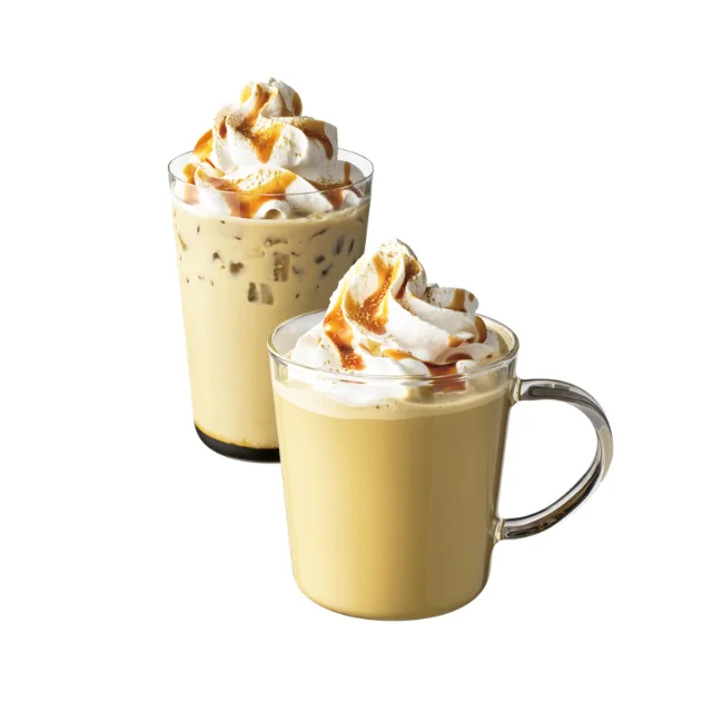 黒蜜加賀棒ほうじ茶ラテ。ホイップクリームと黒蜜をトッピングした2杯のドリンク。
