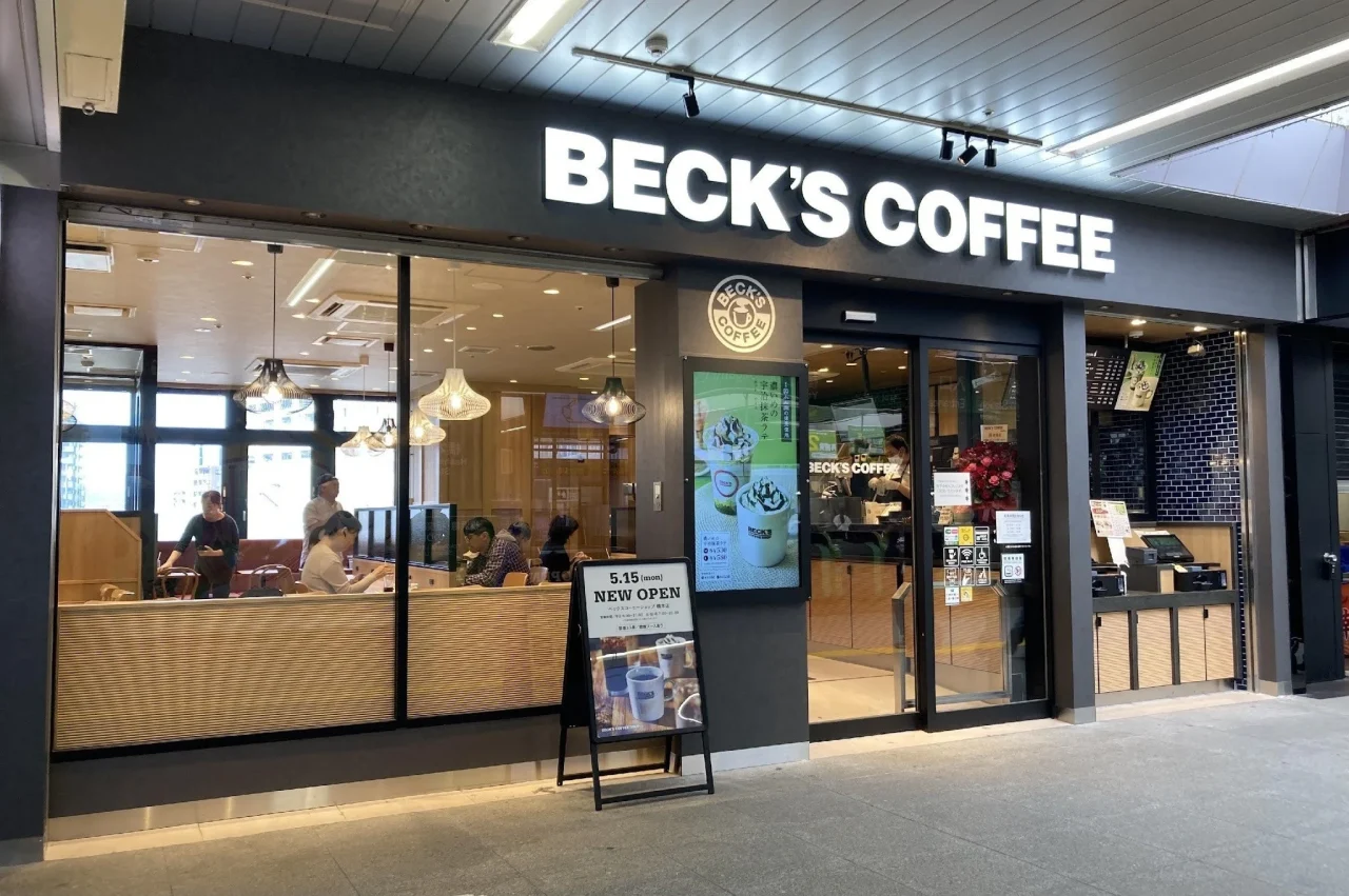 BECK'S COFFEEの看板が掲げられた店舗外観と店内の様子