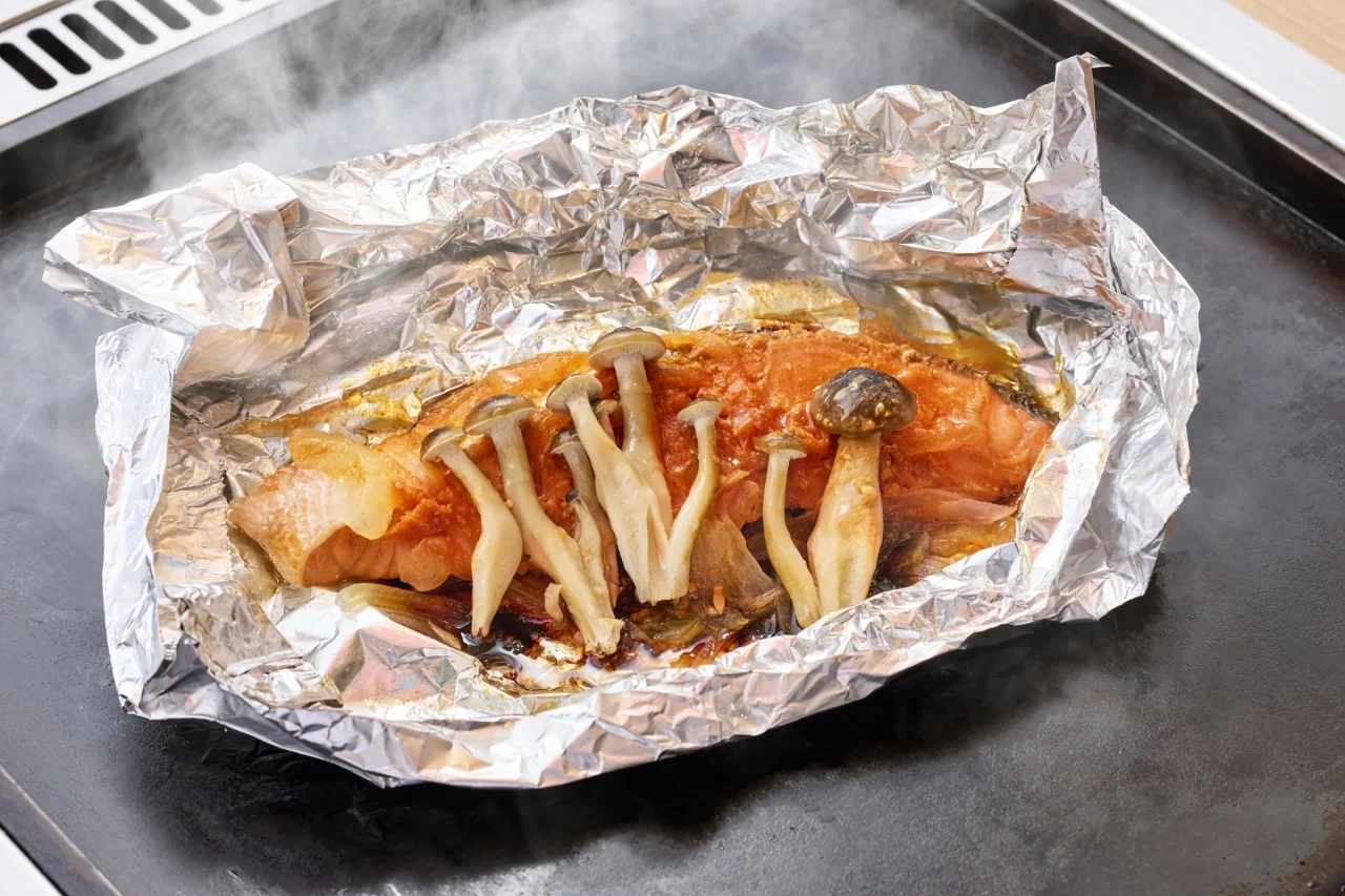 ホイルで包まれた鮭とキノコの味噌バター焼き
