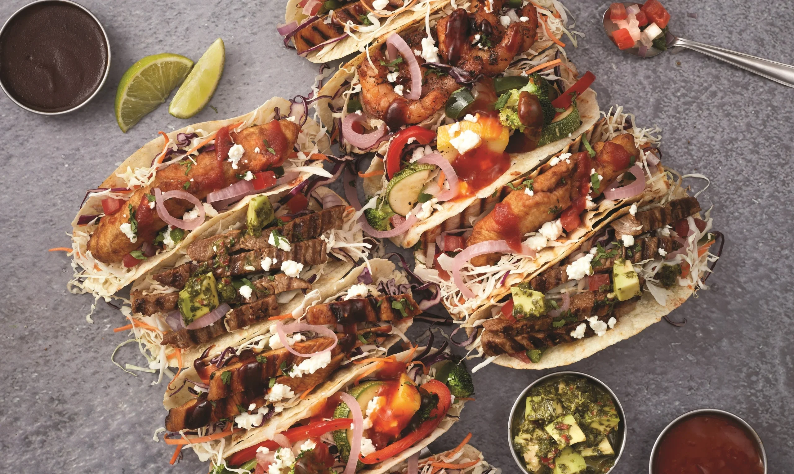 Taco Boss(タコボス)の各種タコスとソースを盛り付けた俯瞰写真
