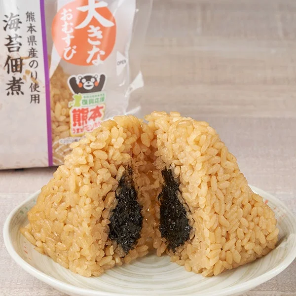 大きなおむすび 海苔佃煮。海苔佃煮を包んだおむすびを2つに割った断面とパッケージ。