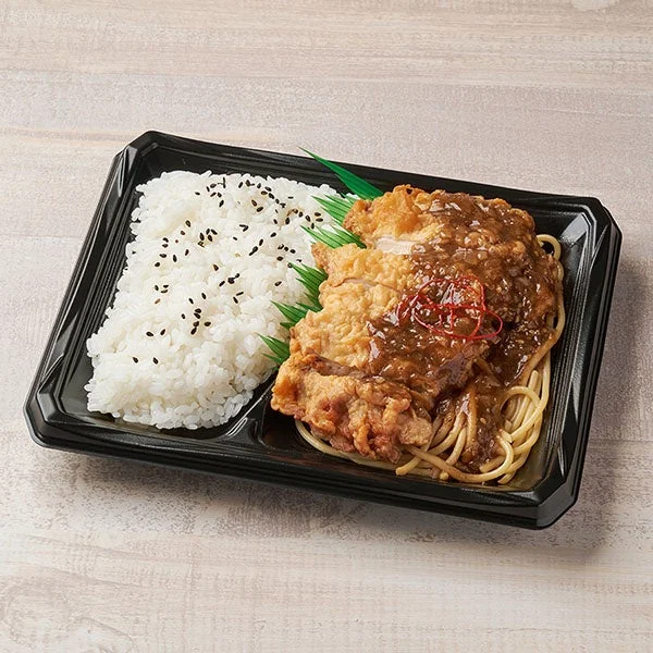 香味醤油ソースの鶏から揚げ弁当(黒マー油使用)の黒い容器に入った写真