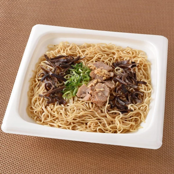 味千拉麺監修 大盛 焼ラーメン(マー油仕立て)の麺とトッピング