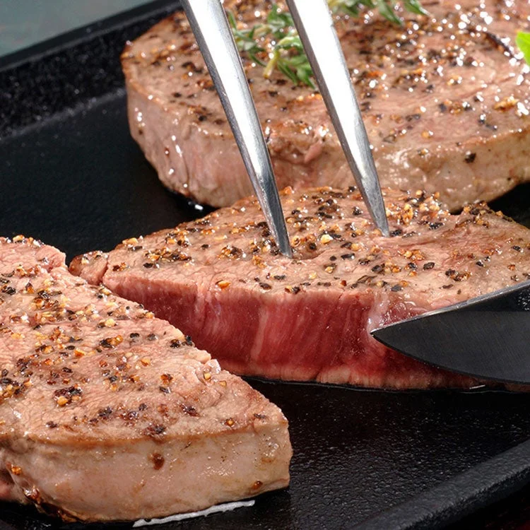 黒毛和牛 和王モモステーキセットのステーキ肉をナイフとフォークで切る様子