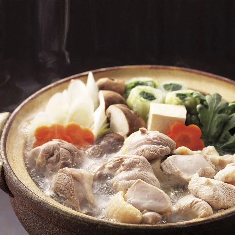 熊本 大阿蘇鶏 水炊きの鍋料理。鶏肉と野菜が入った白濁したスープが写る。