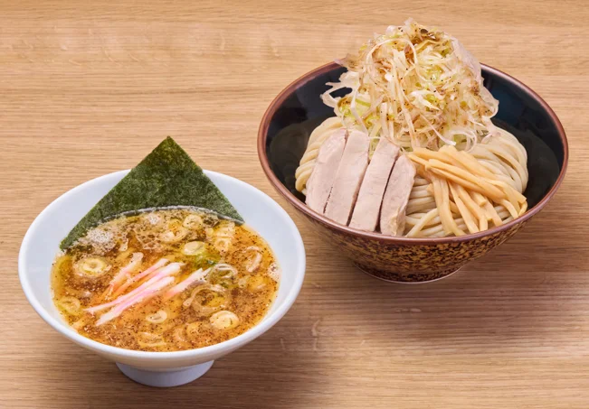 舎鈴の創業ネギつけめん。白髪ねぎを山盛りにした麺と、海苔を添えたつけだれ。