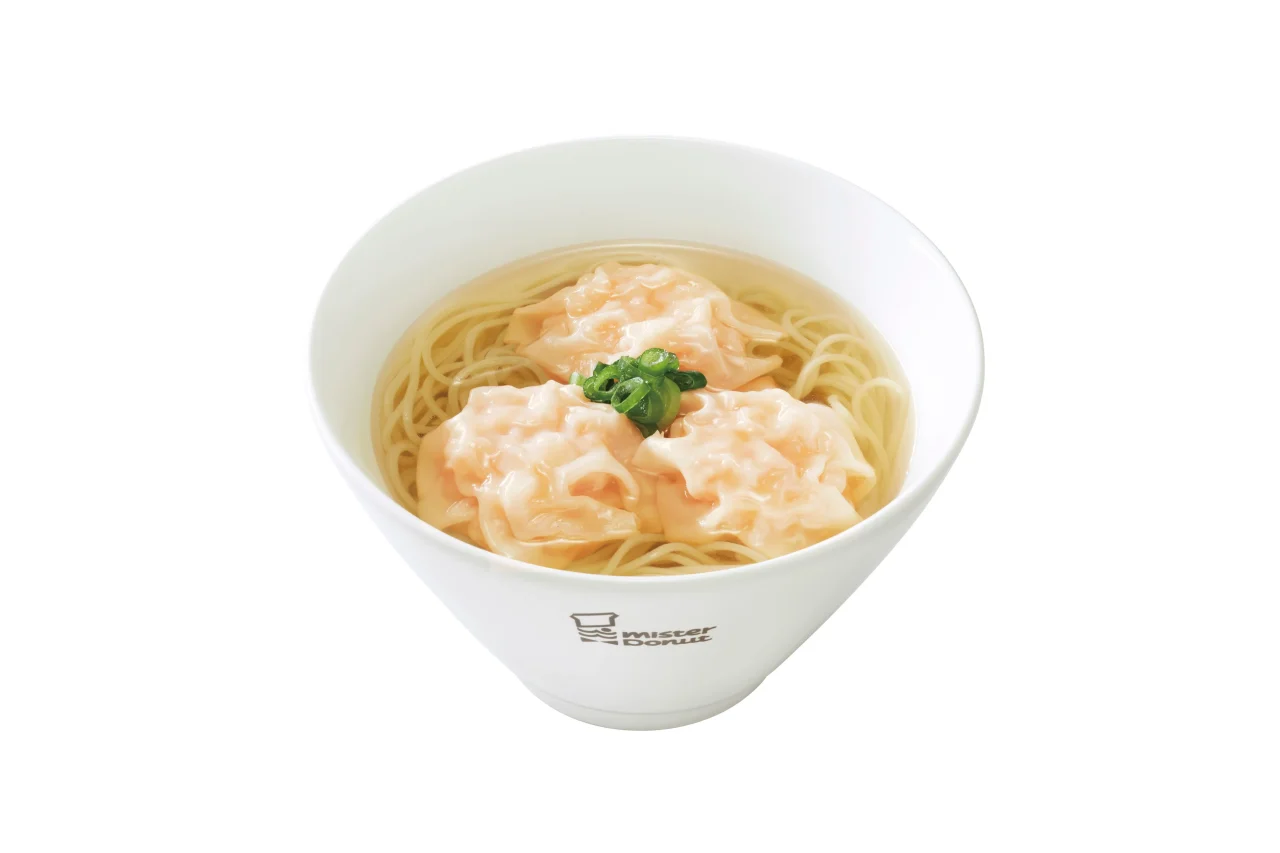 香港風 ぷりぷり!海老ワンタン麺。海老ワンタン3個とネギをトッピングした麺料理