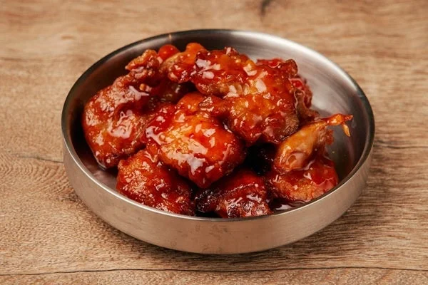 甘辛いソースで味付けされたチュクミサムギョプサル