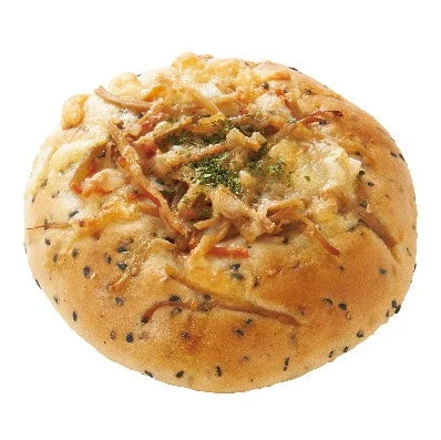きんぴらごぼうパン。黒ごま入りの丸いパンにきんぴらごぼうとチーズをトッピングした外観。