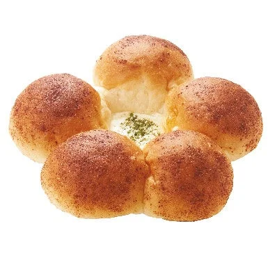 もちもちチーズフォンデュパン。中央にチーズソースが見える丸いパン。