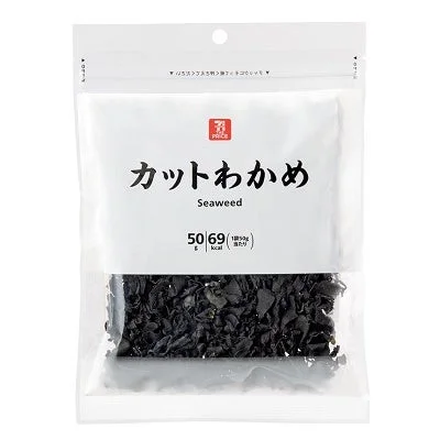 カットわかめ 50gのパッケージ。黒い乾燥わかめが写る。
