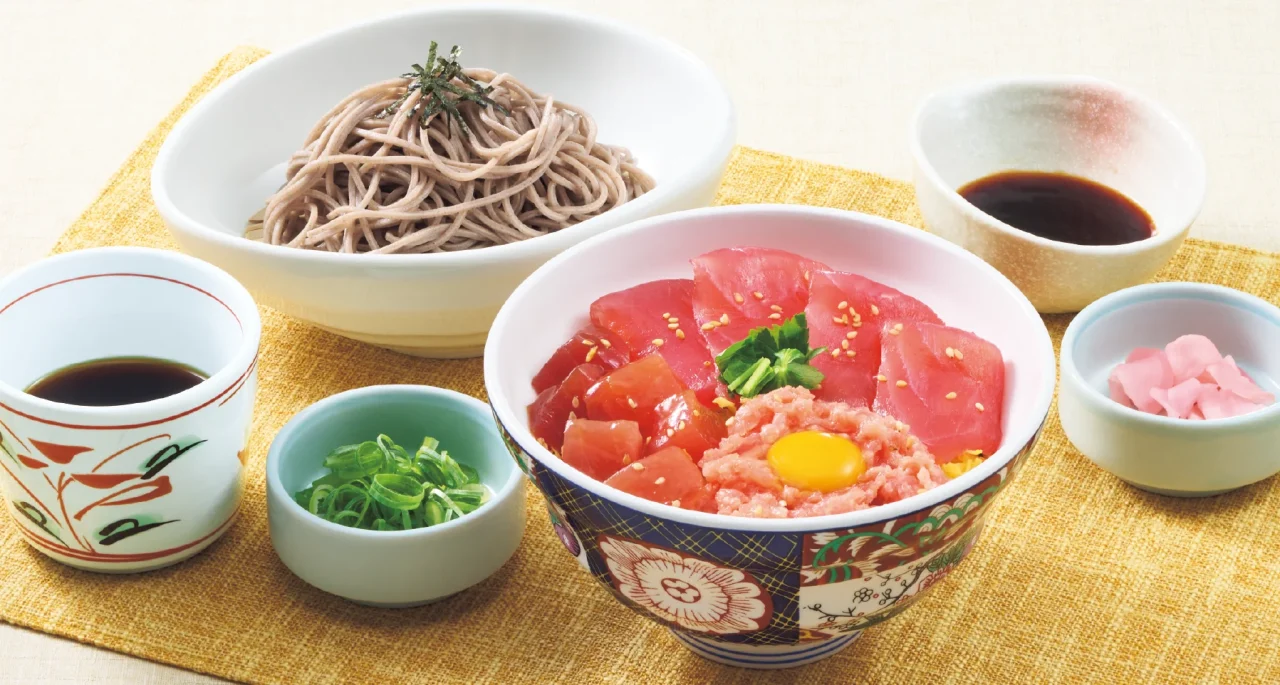 鮪三種丼セット。赤身・漬け・たたきの鮪丼とそば、薬味・たれ・漬物
