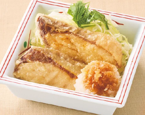 ぶりの竜田みぞれ揚げ。竜田揚げにした魚の切り身とご飯が盛り付けられた和食の一品料理。