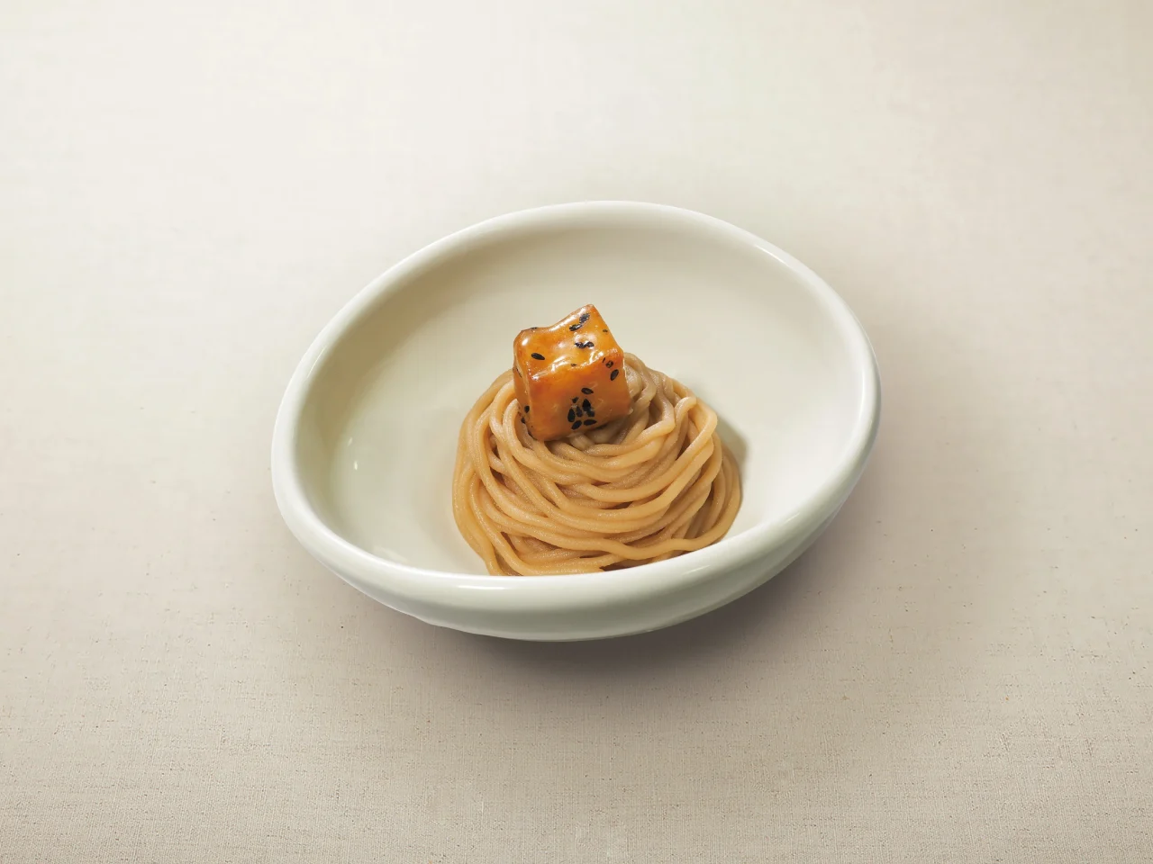 白い器に盛られたバニラアイスに和栗クリームと蜜がけ芋を添えたマロンアイス