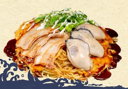 広島風牡蠣お好み焼き。麺とキャベツを焼き、牡蠣とネギをトッピングした様子。