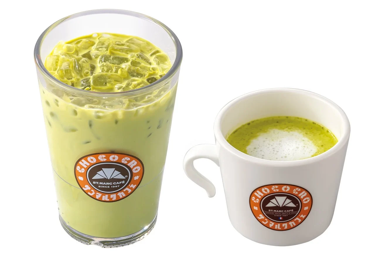 サンマルクカフェの抹茶ラテ。グラスのアイスとマグカップのホットの2種。