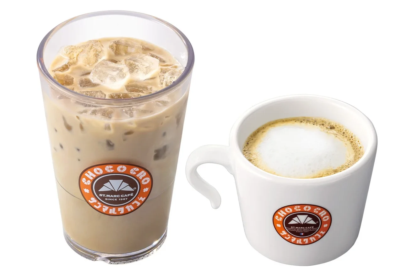ほうじ茶ラテのアイスとホットの2種。カップにCHOCOCROのロゴが入っている。