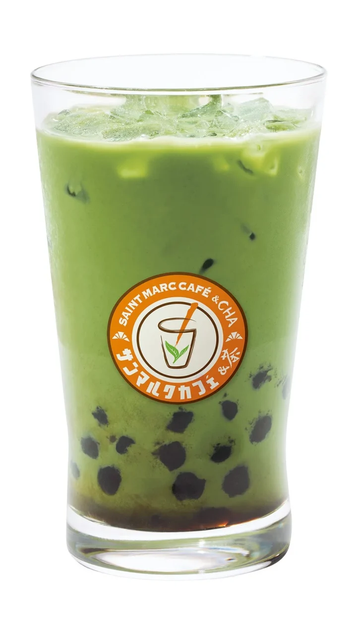 サンマルクカフェ&茶限定の黒糖タピオカ抹茶ラテ。グラスに緑色の液体と黒いタピオカが入っている。