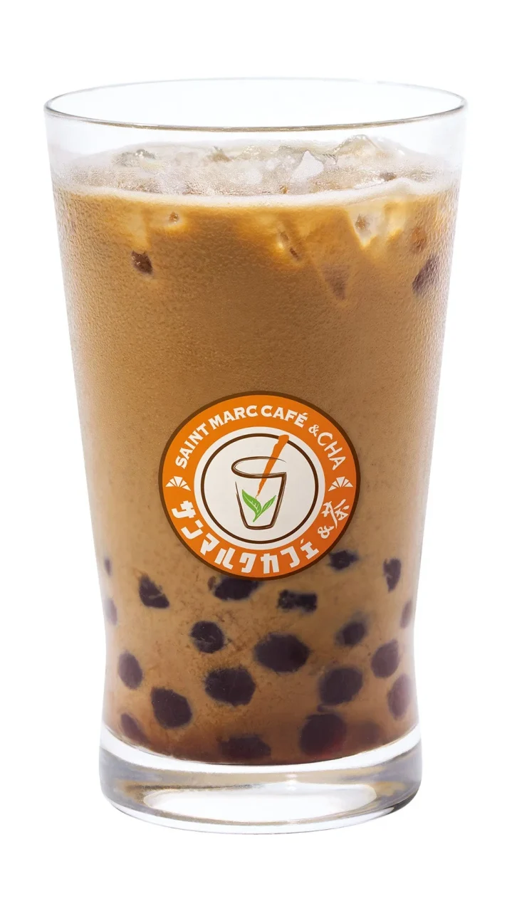 黒糖タピオカほうじ茶ラテ。氷とタピオカ入りのグラスにサンマルクカフェ&茶のロゴ